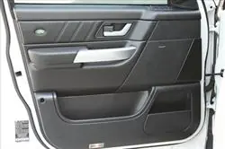 Bestil i dag - Land Rover indvendigt dørhåndtag for Range Rover Sport - Brunel Silver - Venstre side