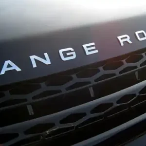 Bestil direkte | Land Rover "RANGE ROVER" logo sæt til kølerhjelmen på Range Rover L405 - Atlas Silver